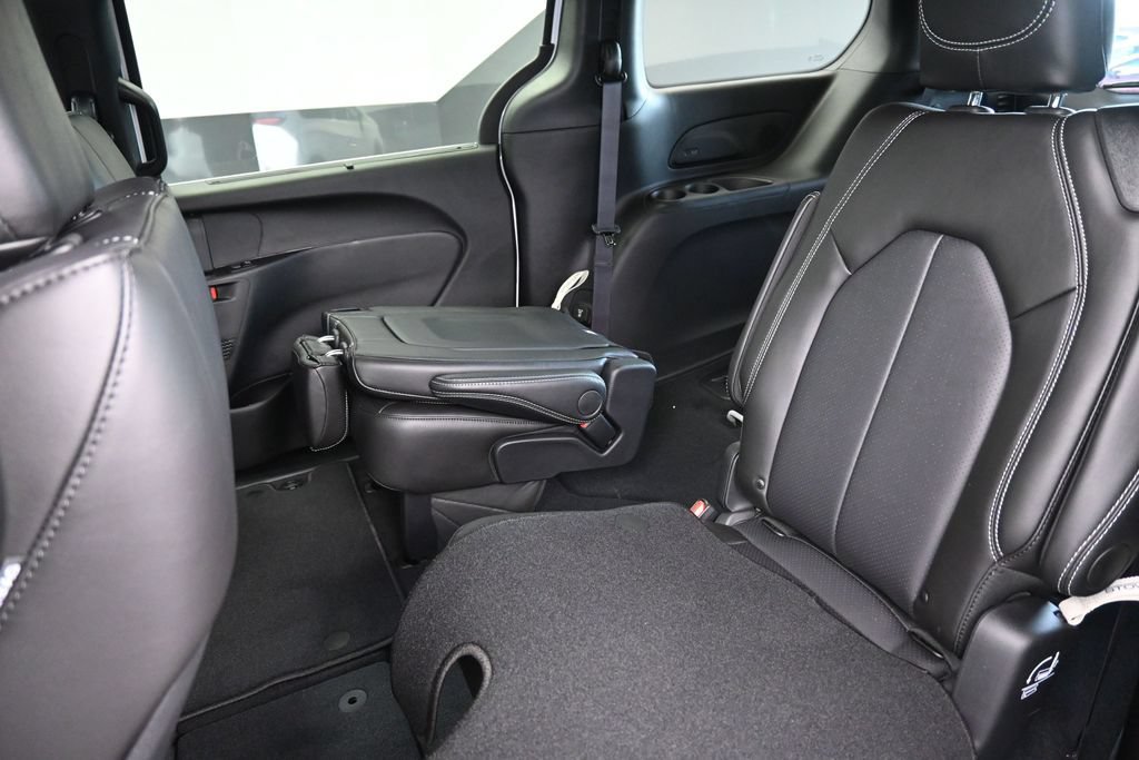New 2027 Chrysler Pacifica Select w/ Family Tech Group FWD image 11