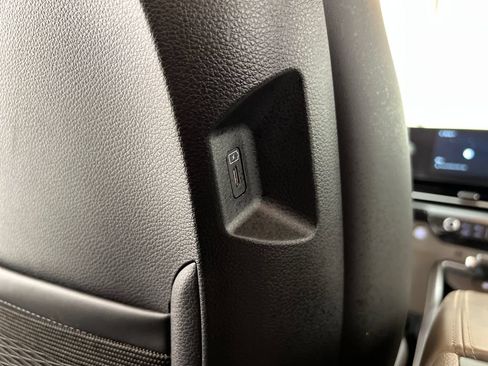 Used 2025 Kia Carnival FWD image 28