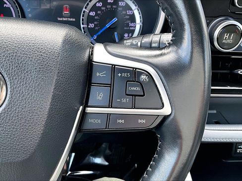 Used 2022 Toyota Highlander XLE image 18
