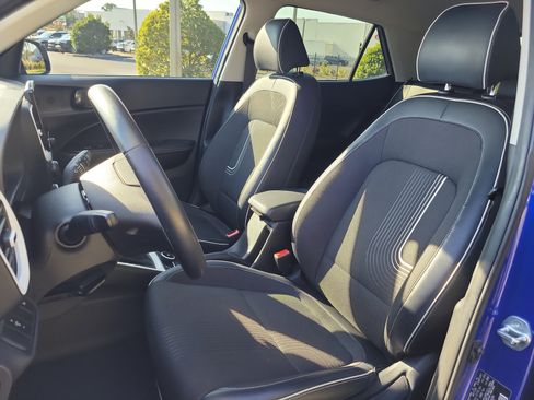 Used 2023 Hyundai Venue Limited image 19