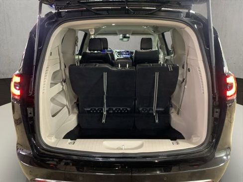 Used 2024 Chrysler Pacifica Touring-L image 30
