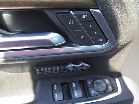 Used 2025 Chevrolet Silverado 1500 High Country AWD/4WD image 12