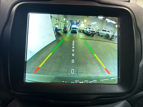 Used 2022 Jeep Renegade Altitude AWD/4WD image 5