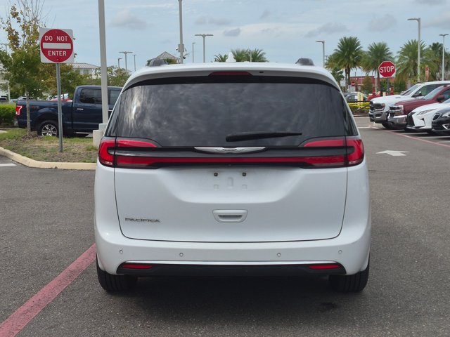 Used 2022 Chrysler Pacifica Touring-L w/ Uconnect Theater Family Group FWD image 6