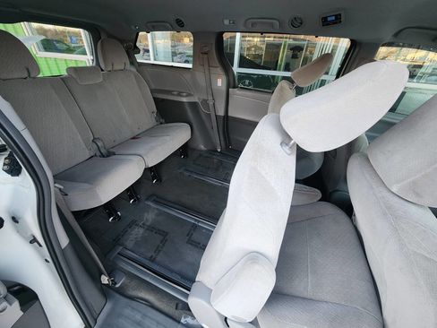 Used 2017 Toyota Sienna LE image 17