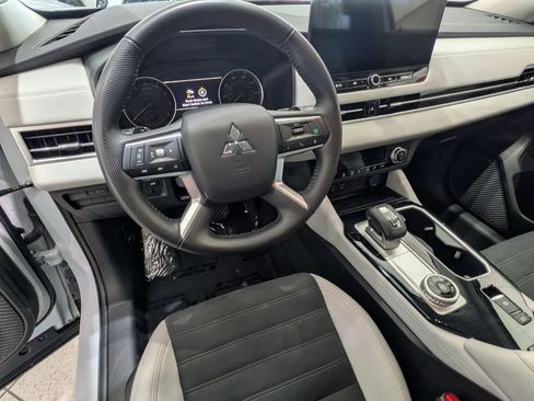 Used 2025 Mitsubishi Outlander SE FWD image 14