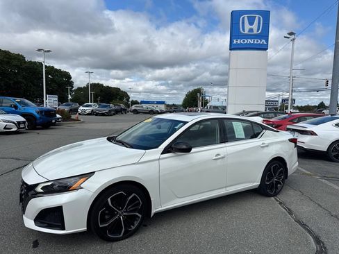 Used 2023 Nissan Altima 2.5 SR w/ SR Premium Package AWD/4WD image 1