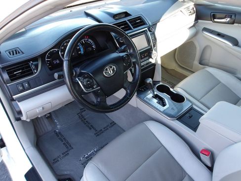 Used 2013 Toyota Camry XLE w/ Leather Pkg FWD image 10