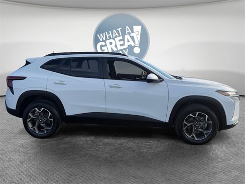 Certified 2024 Chevrolet Trax LT image 2