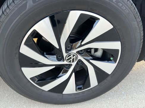 Used 2025 Volkswagen Tiguan S image 12