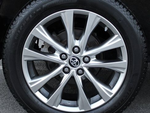 Used 2017 Toyota RAV4 Limited image 12