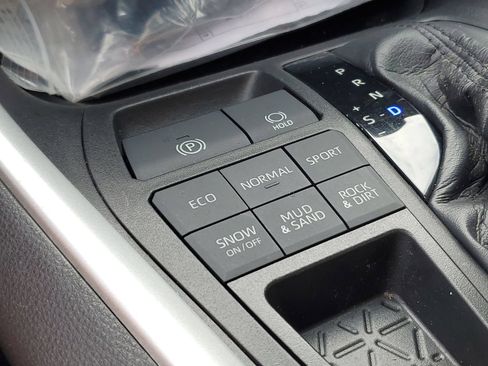 Certified 2021 Toyota RAV4 XLE w/ Convenience Package AWD/4WD image 31