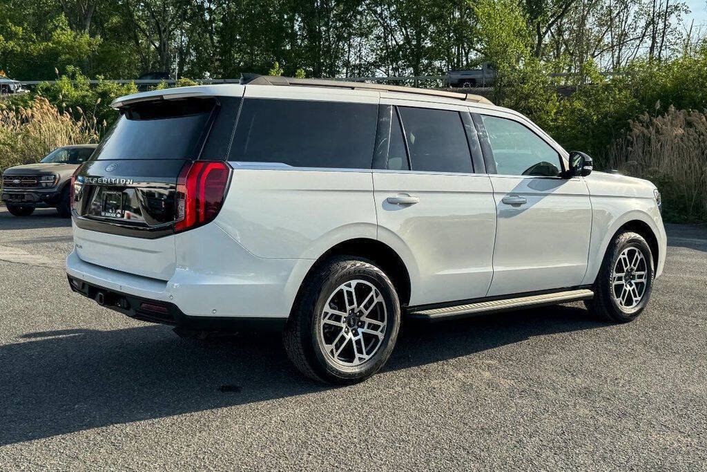 Used 2025 Ford Expedition Active AWD/4WD image 3