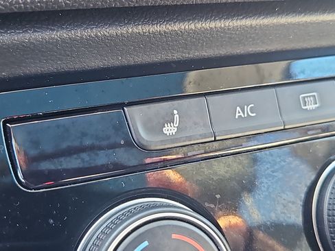 Certified 2023 Volkswagen Taos SE w/ Panoramic Sunroof Package image 12