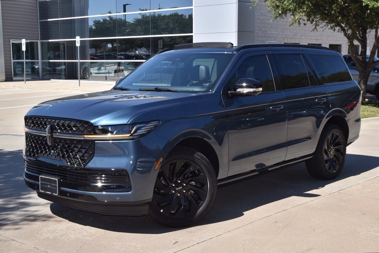 New 2027 Lincoln Navigator Reserve w/ Jet Appearance Package AWD/4WD image 12