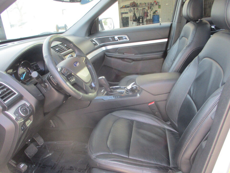 Used 2017 Ford Explorer XLT w/ Equipment Group 202A FWD image 28