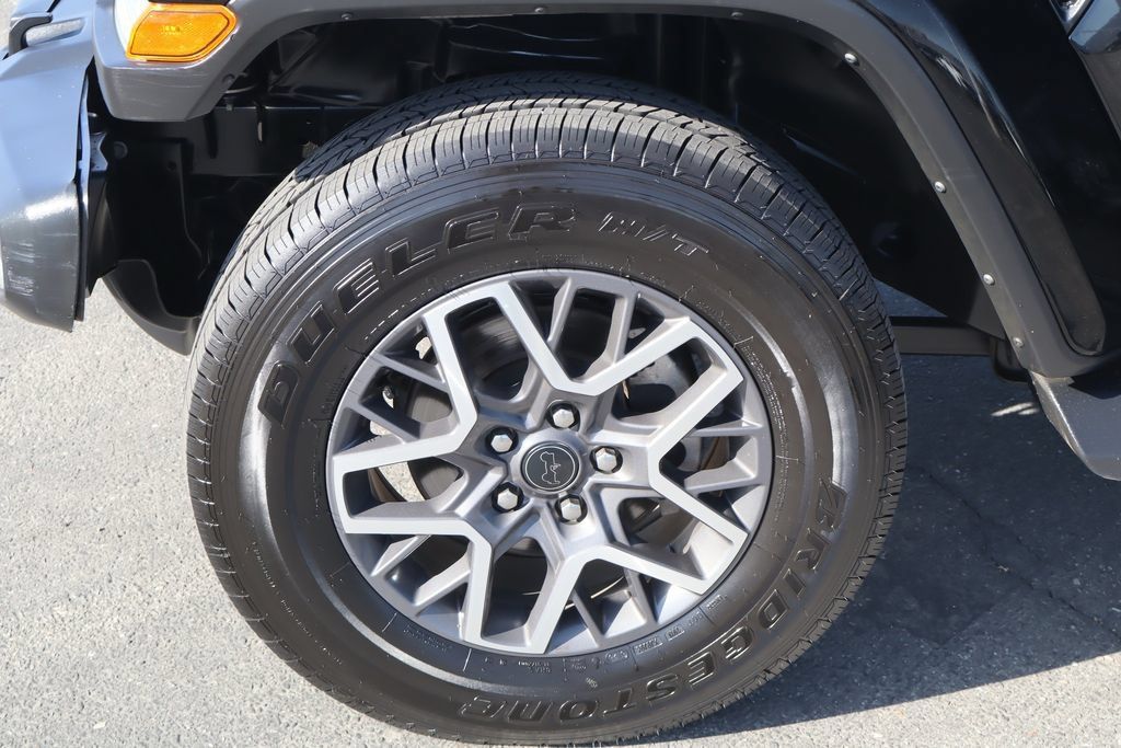 Used 2024 Jeep Wrangler Unlimited Sahara AWD/4WD image 14