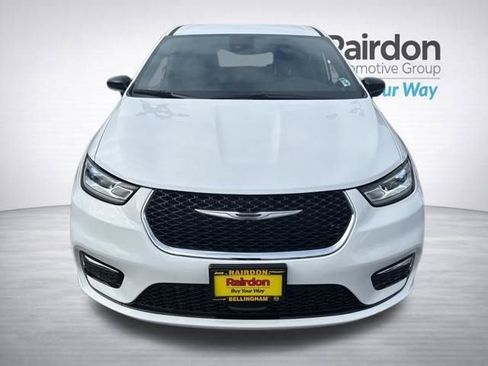 Used 2024 Chrysler Pacifica Touring FWD image 2