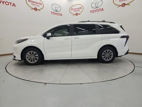 Used 2026 Toyota Sienna LE FWD image 5
