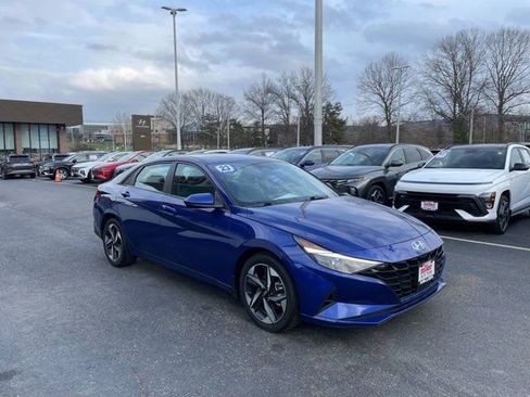 Used 2023 Hyundai Elantra SEL w/ Convenience Package FWD image 2