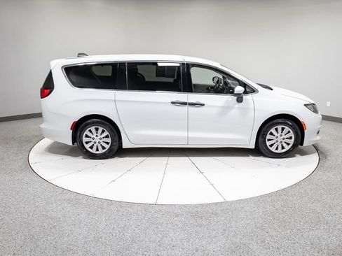 Used 2021 Chrysler Voyager L FWD image 31