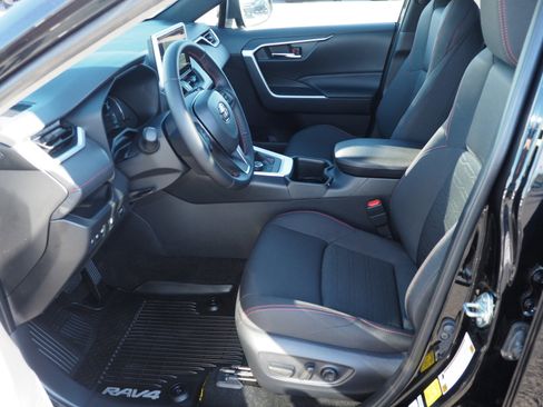 Used 2025 Toyota RAV4 SE image 11