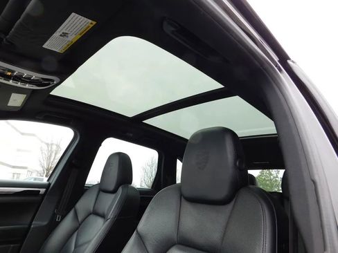 Used 2017 Porsche Cayenne Platinum Edition image 18