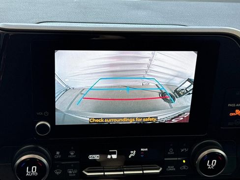 Used 2025 Toyota Highlander LE FWD image 23