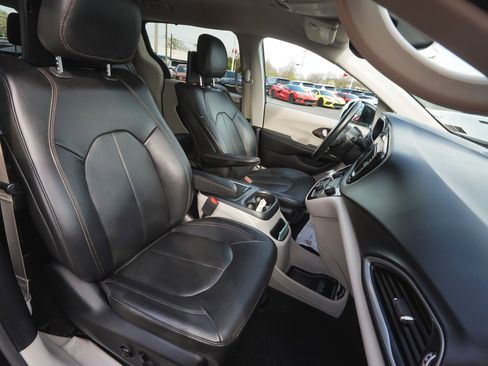Used 2017 Chrysler Pacifica Touring-L Plus FWD image 43