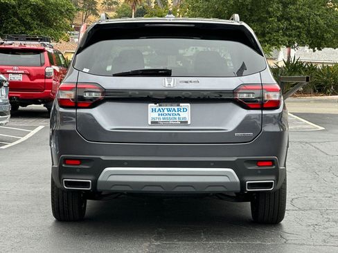 Certified 2025 Honda Pilot Touring image 4