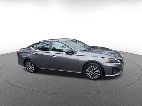 Used 2025 Nissan Altima 2.5 SV FWD image 2