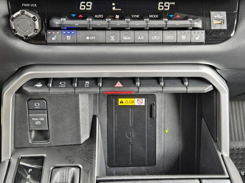 Used 2023 Toyota Tundra Platinum AWD/4WD image 16