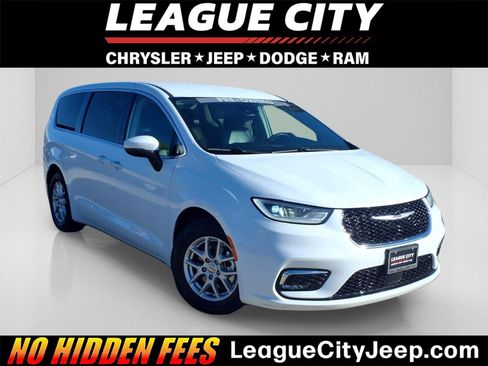 Used 2023 Chrysler Pacifica Touring-L FWD image 1