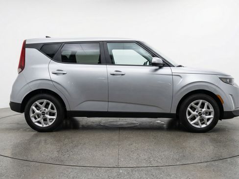 Used 2025 Kia Soul LX w/ LX Technology Package FWD image 11