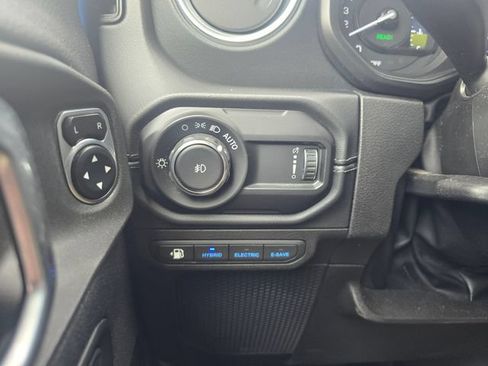 Used 2024 Jeep Wrangler Unlimited Sahara w/ Technology Group AWD/4WD image 16