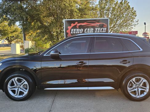 Used 2019 Audi Q5 2.0T Premium w/ Convenience Package image 2