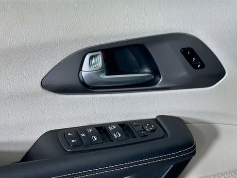 Used 2024 Chrysler Pacifica Touring-L image 15