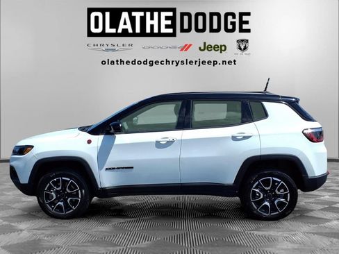 Used 2025 Jeep Compass Trailhawk AWD/4WD image 25