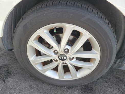Used 2019 Kia Soul + FWD image 6