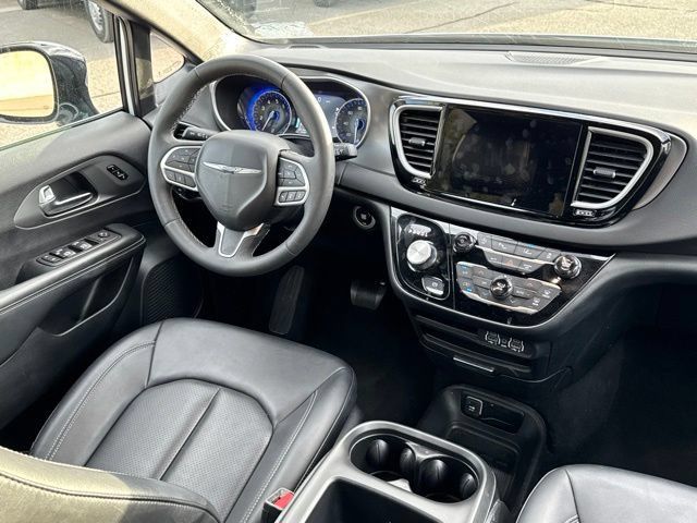 Used 2025 Chrysler Pacifica Select FWD image 19
