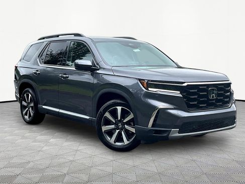 Used 2025 Honda Pilot Touring image 3