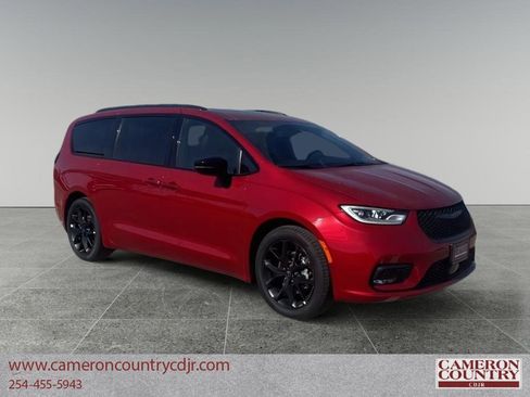 New 2026 Chrysler Pacifica Limited w/ S Appearance Package image 1