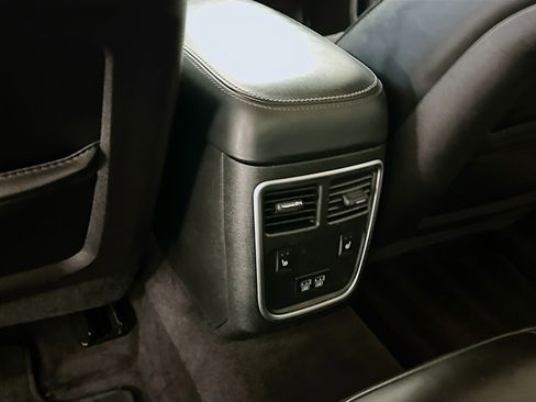 Used 2018 Chrysler 300 Limited AWD/4WD image 29