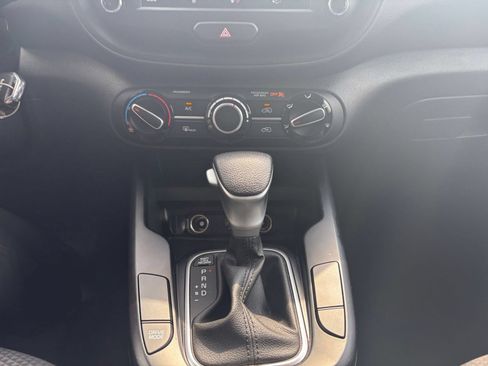 Used 2025 Kia Soul LX w/ LX Technology Package FWD image 14