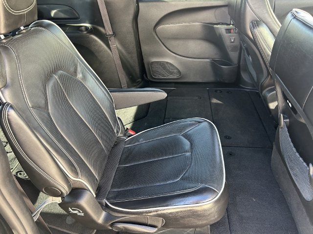 Used 2025 Chrysler Pacifica Limited FWD image 15