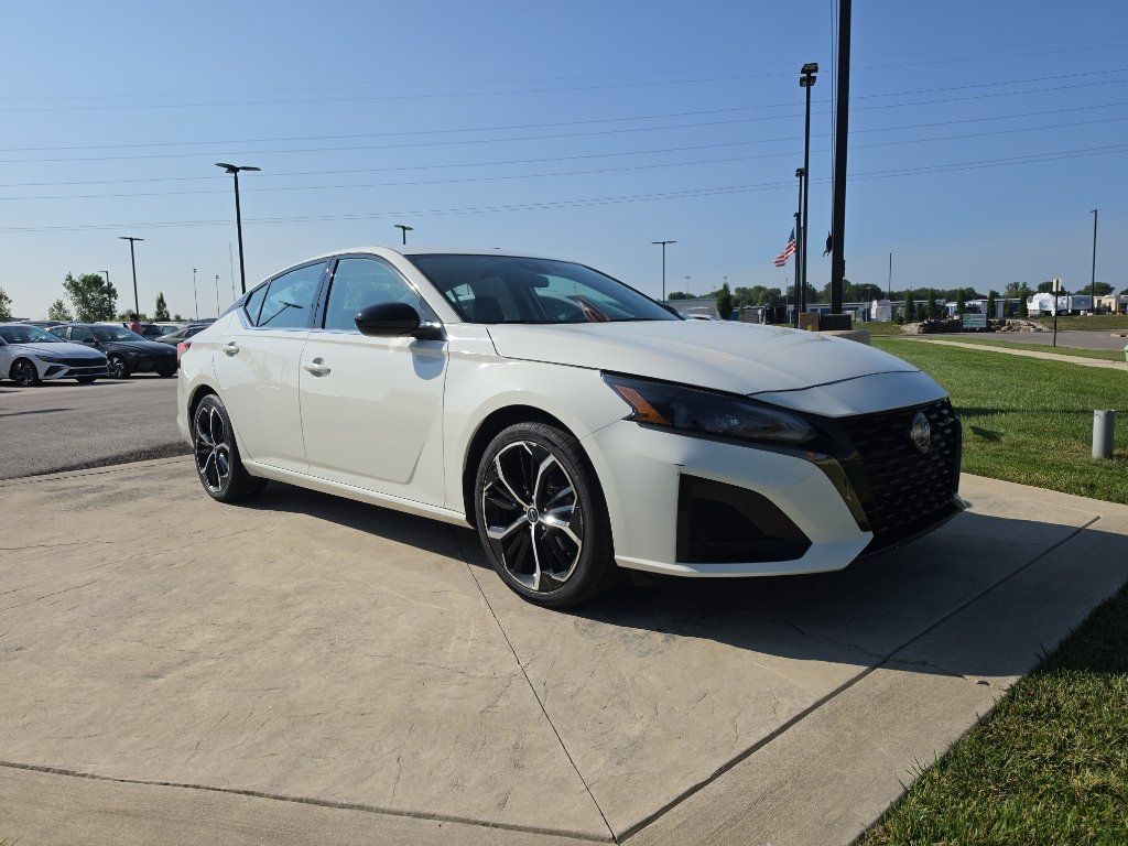 Used 2024 Nissan Altima 2.5 SR FWD image 3