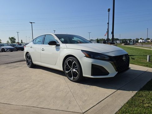 Used 2024 Nissan Altima 2.5 SR FWD image 3