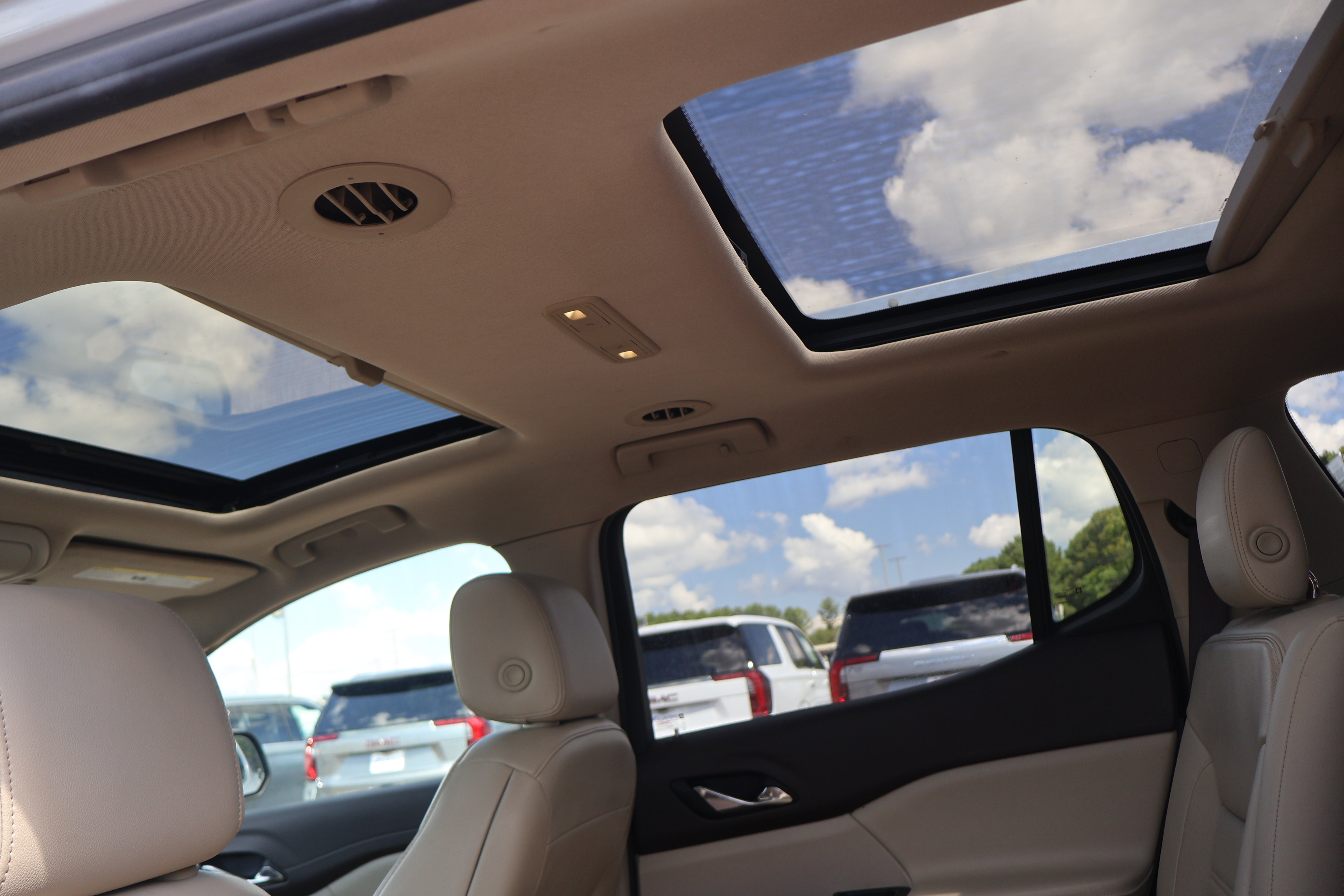 Used 2019 GMC Acadia Denali w/ Technology Package FWD image 15