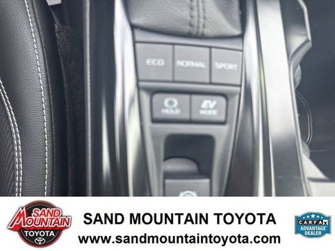 Used 2025 Toyota Camry SE w/ Convenience Package image 20