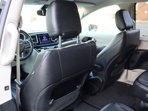 Used 2017 Chrysler Pacifica Touring-L FWD image 13